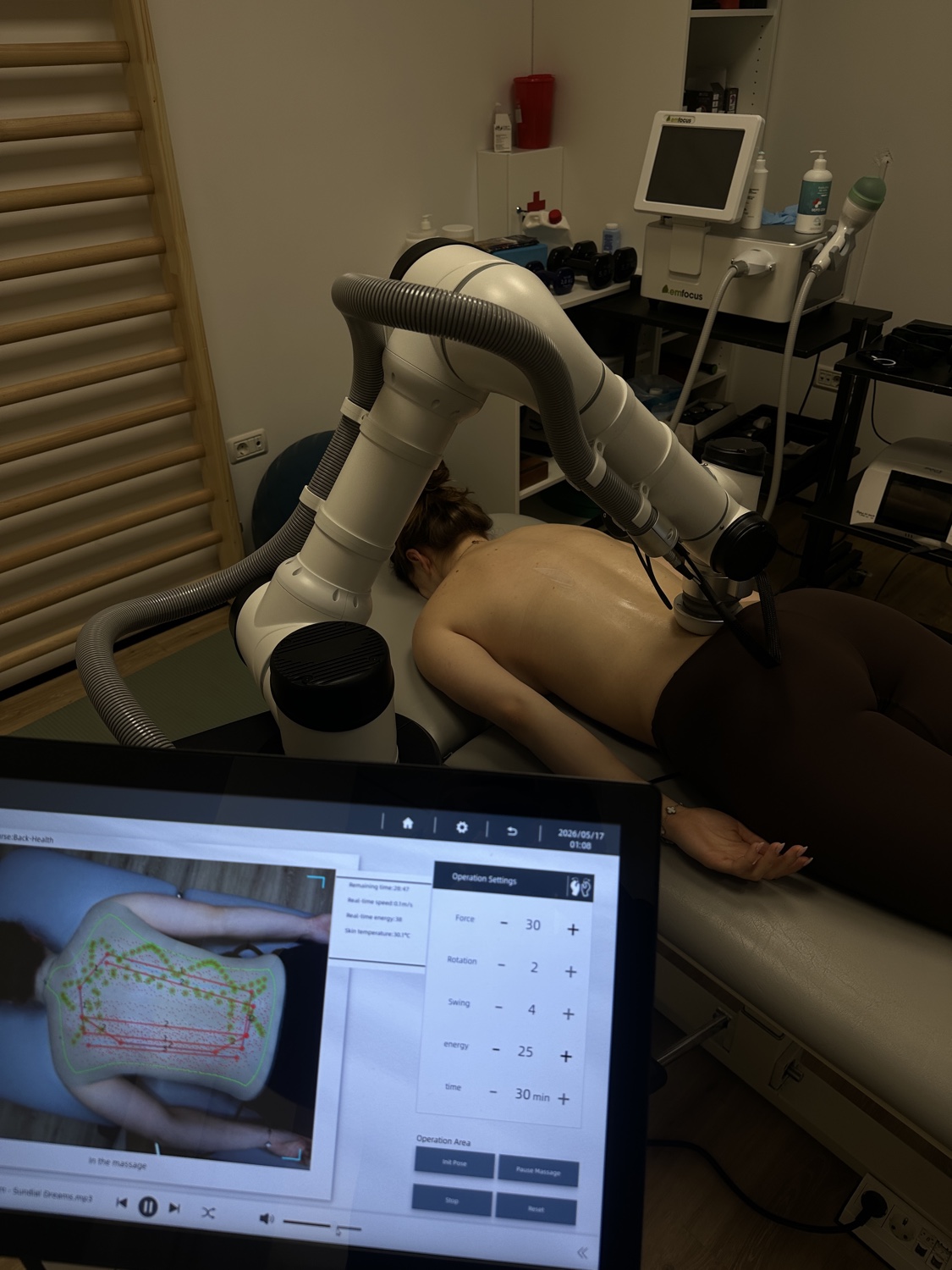 Robotska masažna roka v akciji — pristna fotografija iz Nexa studia